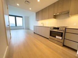 3 Ct Square W in Queens, NY - Building Photo