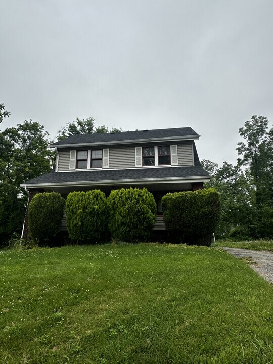 532 W Ravenwood Ave in Youngstown, OH - Building Photo