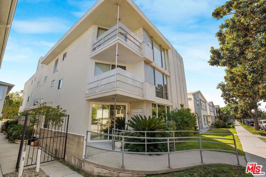 248 S Doheny Dr in Beverly Hills, CA - Building Photo