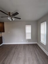 213 E Munson St, Unit B in Denison, TX - Building Photo - Building Photo