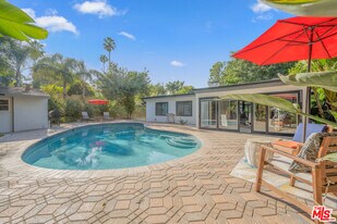 20412 Oxnard St in Los Angeles, CA - Building Photo