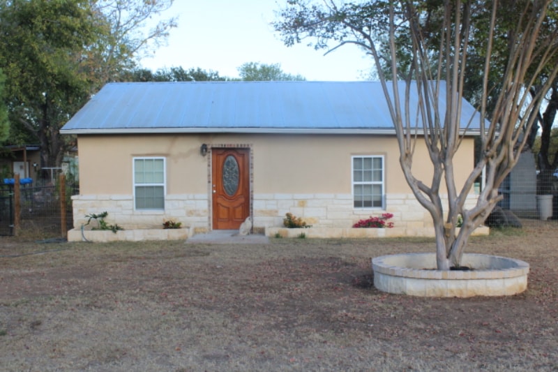18524 N Benton St in Lytle, TX - Building Photo