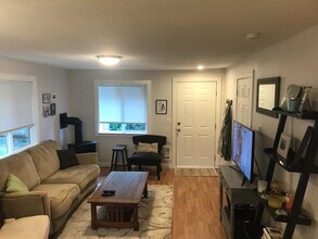 1375 Whittier Ave SE, Unit B in Port Orchard, WA - Building Photo - Building Photo