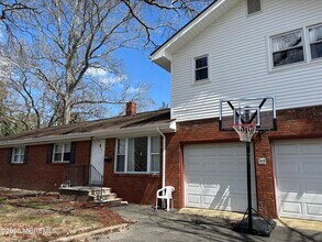 217 Elmwood Rd in Ocean Township, NJ - Foto de edificio - Building Photo