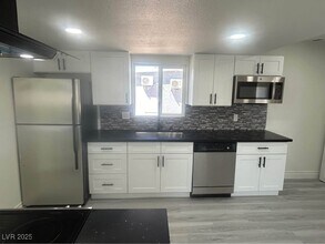 210 W Monroe Ave in Las Vegas, NV - Building Photo - Building Photo