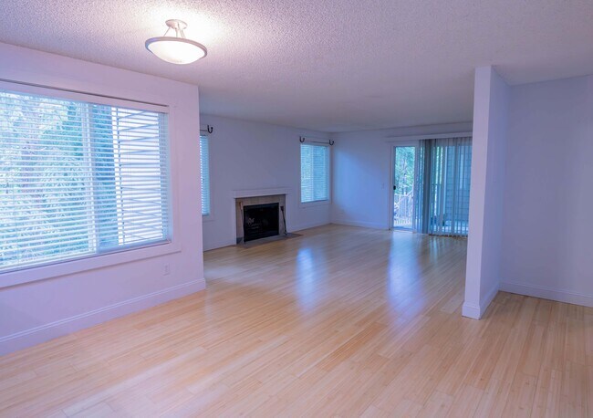 15238 SE 43rd Ct, Unit E-102 in Bellevue, WA - Building Photo - Building Photo