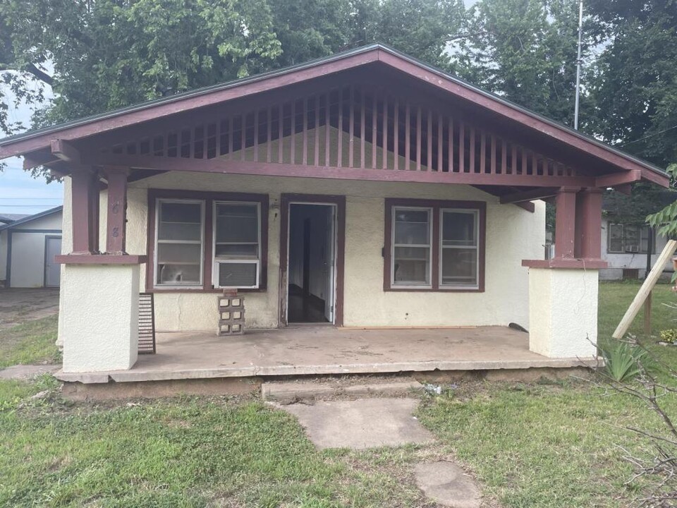 618 Grove St in Perry, OK - Building Photo