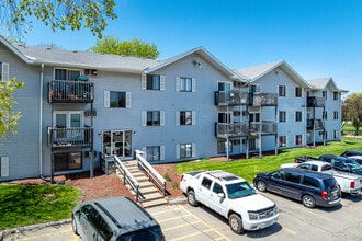 Country Court Apartments in Waukee, IA - Foto de edificio - Building Photo