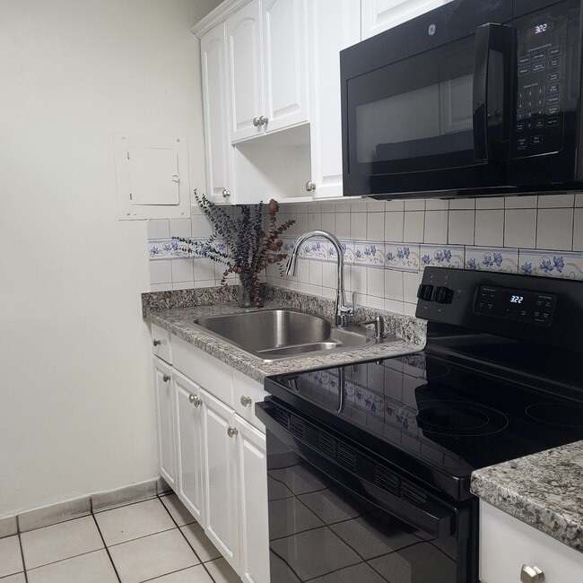 677 SW 9th Ave, Unit 212 in Miami, FL - Building Photo - Building Photo