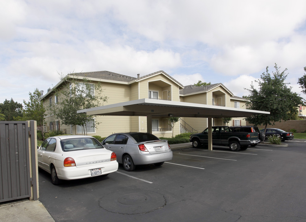 Village Crossing Apartments in Elk Grove, CA - Building Photo