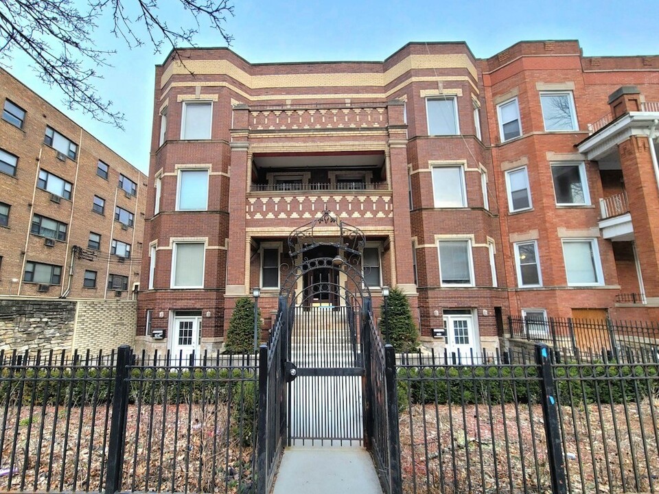 6719 N Sheridan Rd, Unit E08P in Chicago, IL - Building Photo