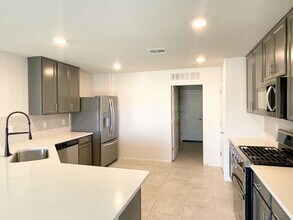 8010 S Golden Bell Dr in Tucson, AZ - Building Photo - Building Photo