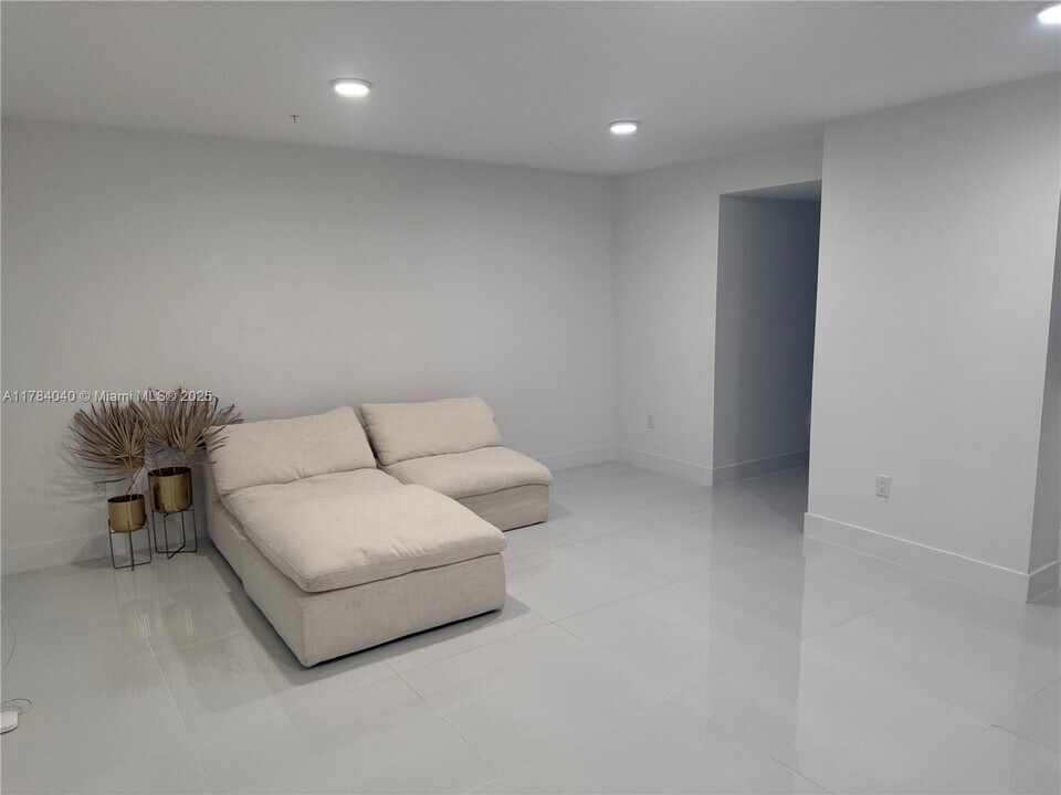 10950 NW 82nd St in Doral, FL - Building Photo