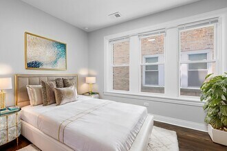 8129 S Maryland Ave in Chicago, IL - Foto de edificio - Building Photo