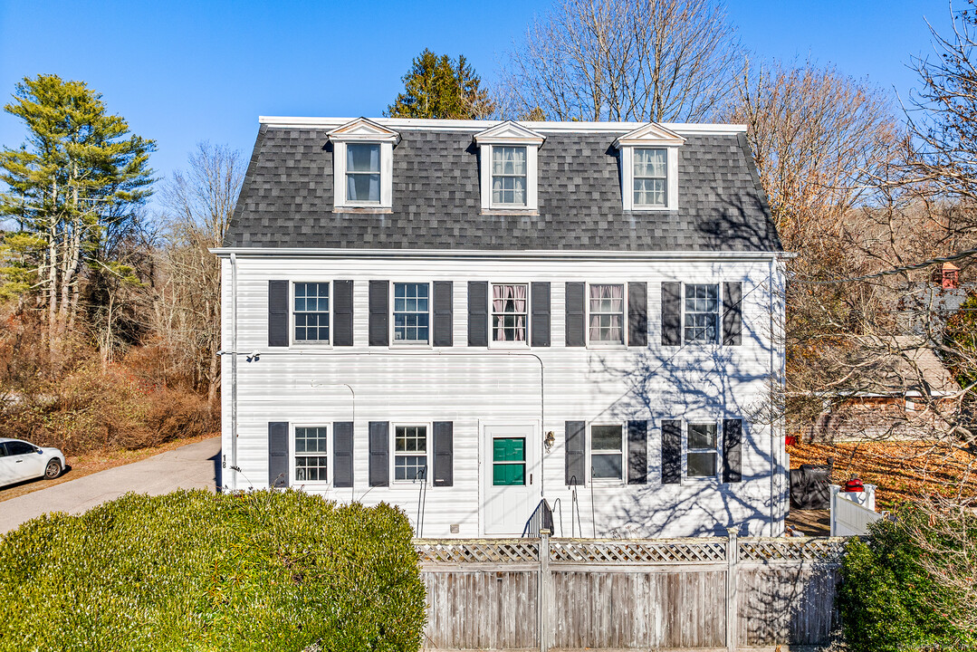 18 Main St in Stonington, CT - Building Photo