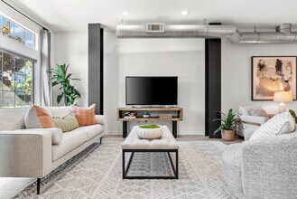 5350 Playa Vista Dr in Los Angeles, CA - Foto de edificio - Building Photo