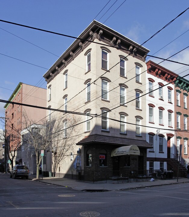 1000 Willow Ave in Hoboken, NJ - Foto de edificio