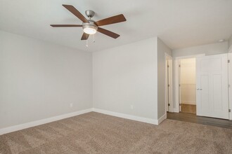 1244 S Village Cir in Kalamazoo, MI - Building Photo - Interior Photo