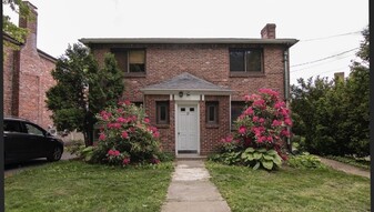 15 Reservoir Rd, Unit #1 in Chestnut Hill, MA - Building Photo
