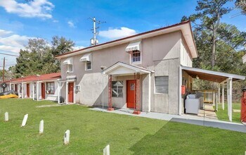 5013 Ogeechee Rd in Savannah, GA - Foto de edificio - Building Photo