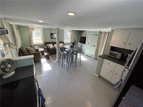 10 Washington St in Jamestown, RI - Building Photo - Building Photo