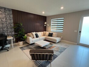 10355 NW 66th St in Doral, FL - Building Photo - Building Photo