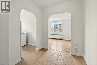 118 St Joseph's Dr in Hamilton, ON - Building Photo - Building Photo