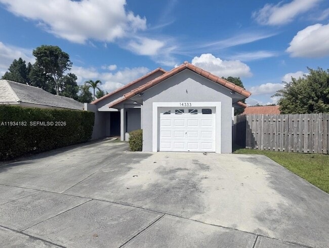 14333 SW 102nd St in Miami, FL - Foto de edificio - Building Photo