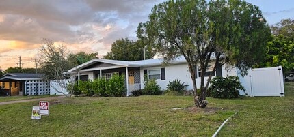 370 Hunt Dr in Merritt Island, FL - Building Photo - Building Photo