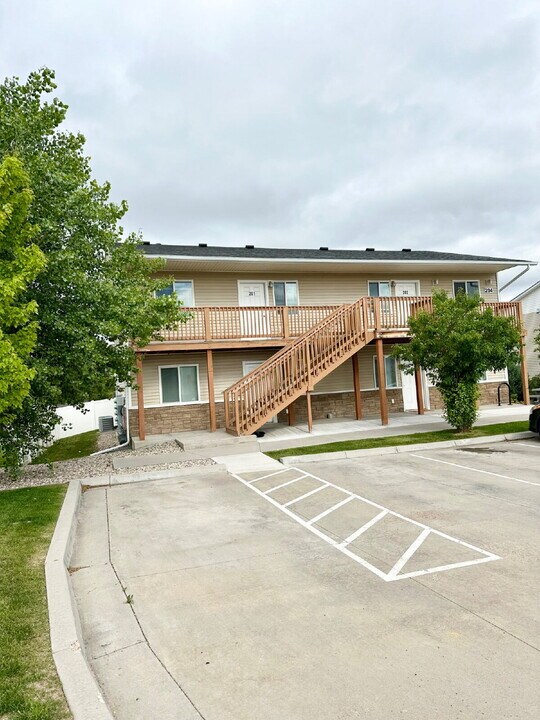 204 Hunters Way in Cheyenne, WY - Building Photo