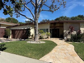 940 Crestview Dr in Pasadena, CA - Foto de edificio - Building Photo