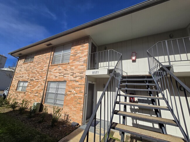 8071 Meadow Park Dr in Dallas, TX - Building Photo - Building Photo