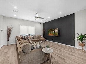 8407 James Franklin St in Houston, TX - Building Photo - Building Photo