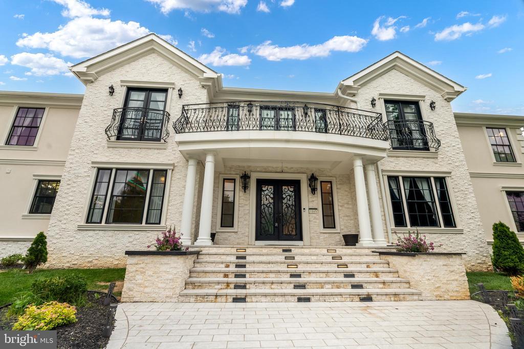 1065 Northfalls Ct in Great Falls, VA - Building Photo