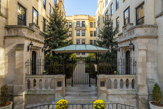 Pine Grove Court Condominiums in Chicago, IL - Foto de edificio - Building Photo