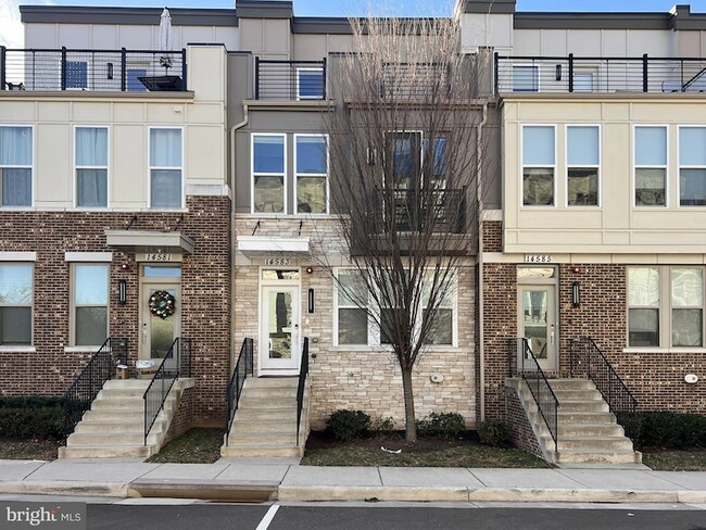 14583 Lakestone Dr in Chantilly, VA - Foto de edificio - Building Photo