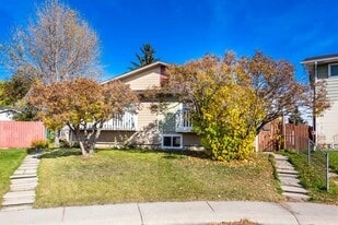 3036 Dover Cres SE in Calgary, AB - Building Photo