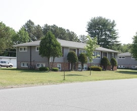 7-15 Manor Dr in Queensbury, NY - Foto de edificio - Building Photo