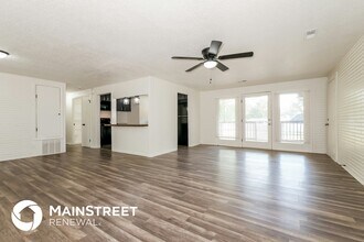 607 Hamblen Rd in Greenwood, MO - Foto de edificio - Building Photo