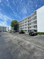 8610 N Sherman Cir, Unit 406 in Miramar, FL - Building Photo