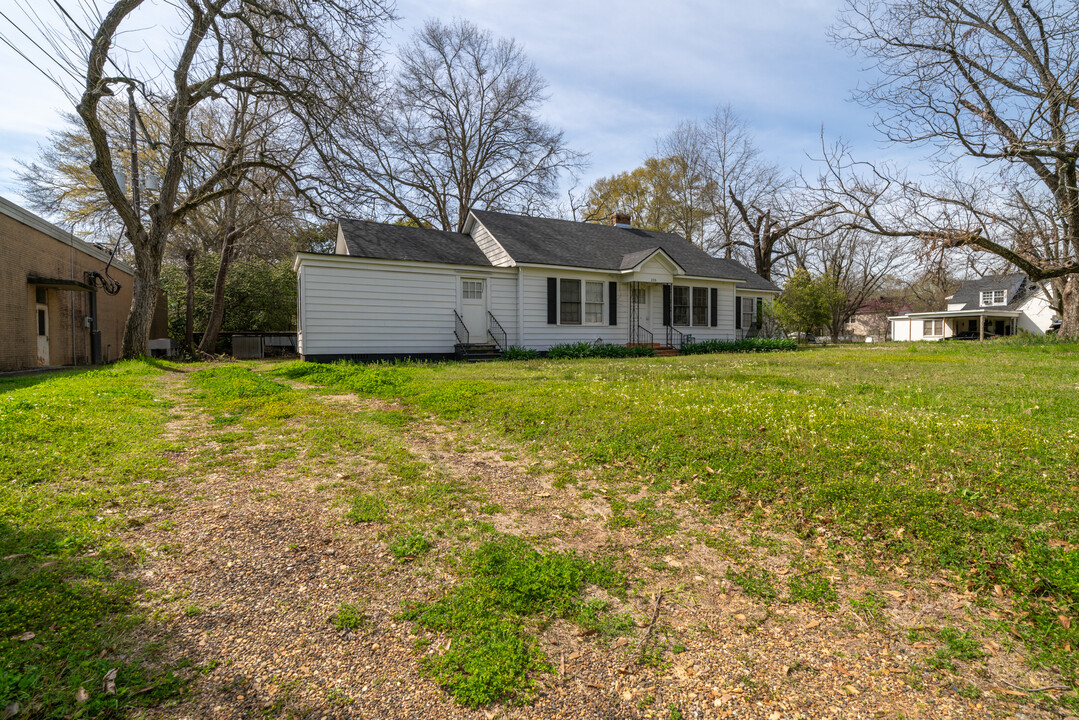 205 W Miller St in Atlanta, TX - Building Photo