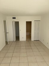 13499 Biscayne Blvd in North Miami, FL - Foto de edificio - Building Photo