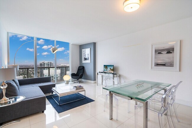 495 Brickell Ave in Miami, FL - Foto de edificio - Building Photo