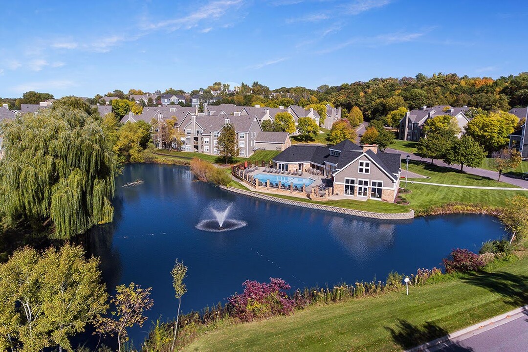 6048 Chasewood Pky, Unit 205 in Minnetonka, MN - Foto de edificio