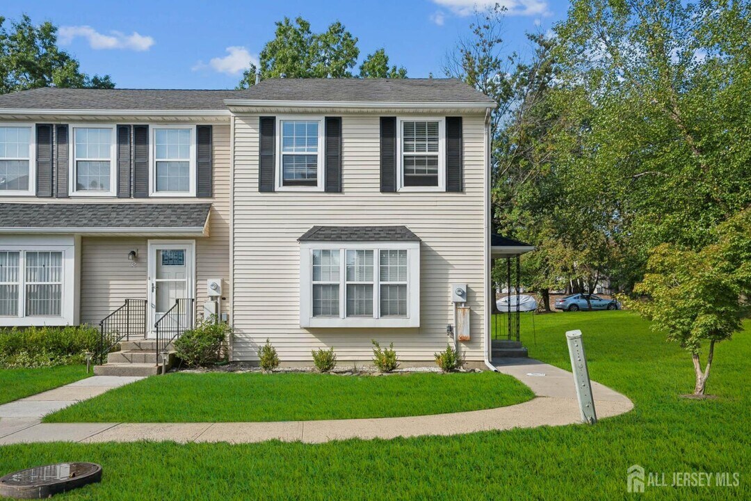 31 Byrnes Ln E in Sayreville, NJ - Building Photo