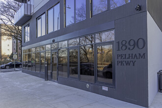 Pelham Residence in Bronx, NY - Foto de edificio - Building Photo