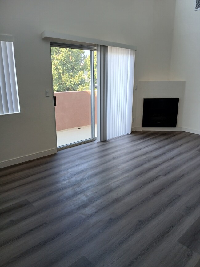 11205 Peach Grove St, Unit 6 in Los Angeles, CA - Foto de edificio - Building Photo