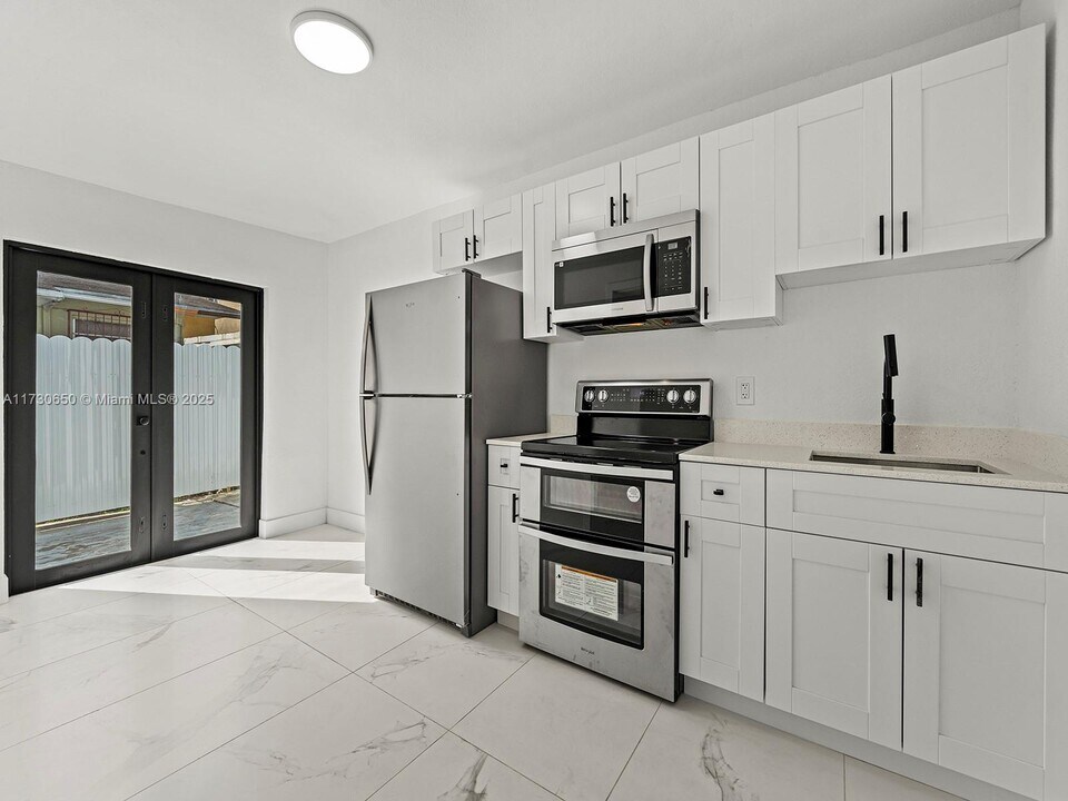 921 NW 22nd Ct-Unit -921 B in Miami, FL - Building Photo