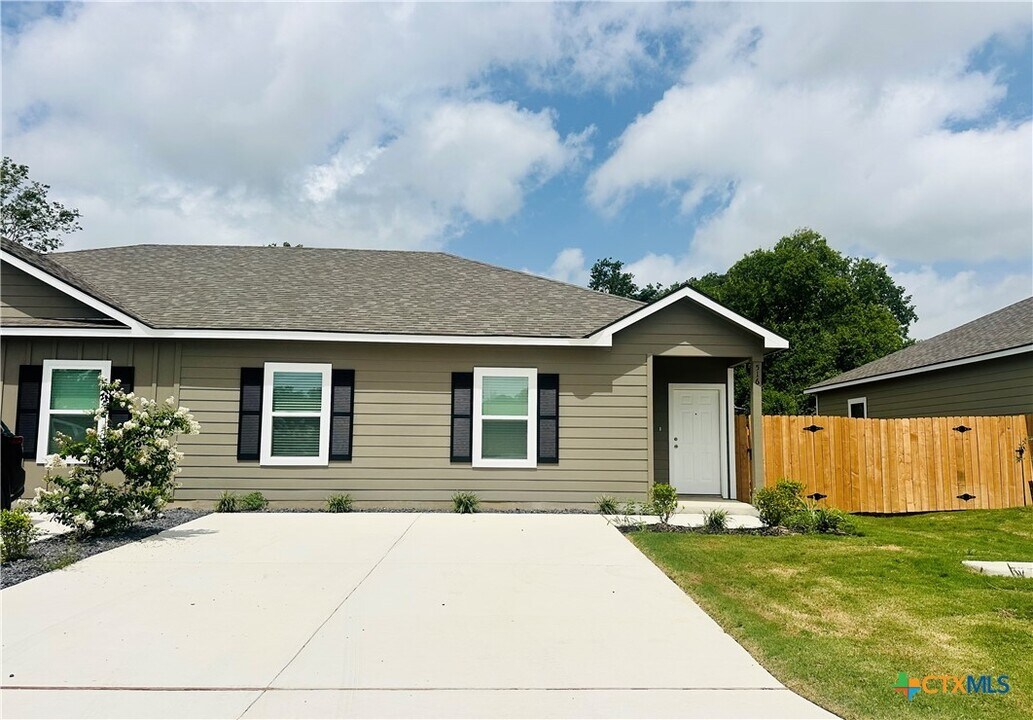 516 Hudson St in Seguin, TX - Building Photo