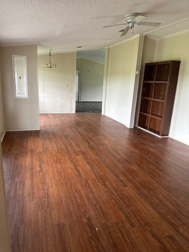 3205 Eddy-Gatesville Pkwy in Eddy, TX - Foto de edificio - Building Photo